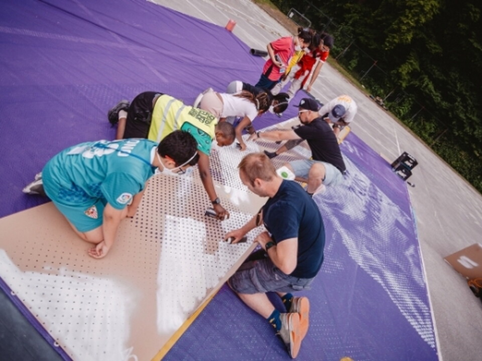 Tous Mauves: jongeren van TADA maken spandoek voor Vertonghen