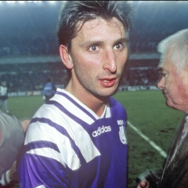 Embedded thumbnail for On this day: Luc Nilis vloert het FC Porto van Ivic (1994)