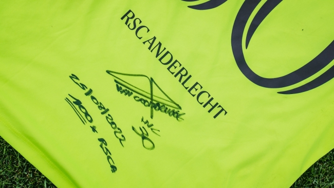 A special shirt from a special night. Gagnez le maillot signé d'Hendrik, porté en match. 🟣⚪
