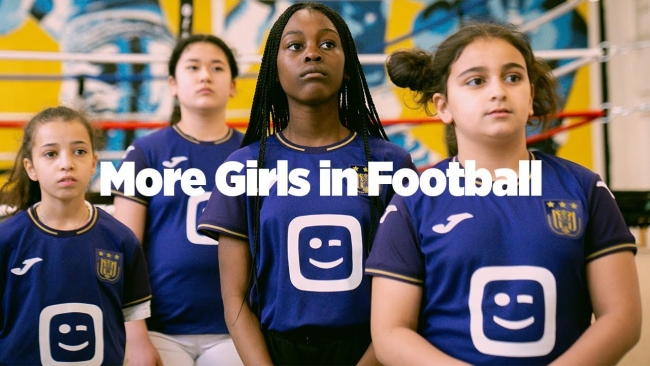 Embedded thumbnail for Initiation au foot pour des filles de Bruxelles grâce au RSCA et à Telenet